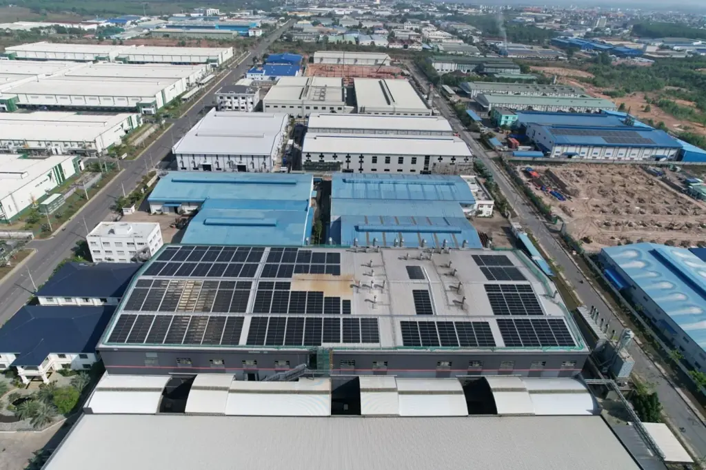 Panneaux solaires sur une toiture industrielle